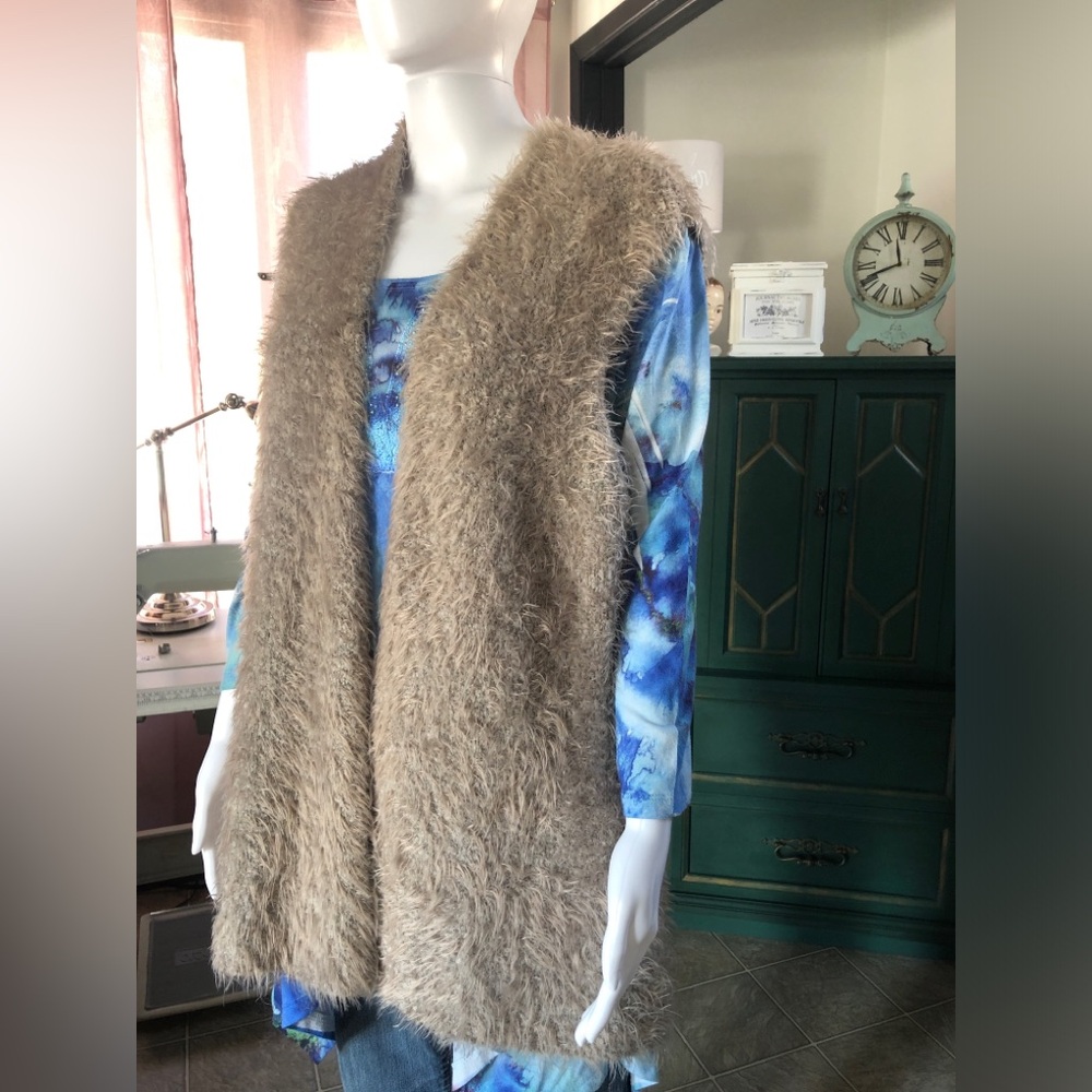 Women’s OLSEN faux fur long VEST
Size L/14